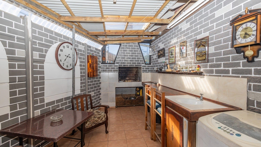 5 Bedroom Property for Sale in Avondale Western Cape